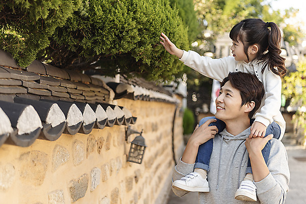 포토 JPG 주간 전신 전통 여자 남자 딸 행복 문화 여유 어린이 40대 여행 가족여행 한국 사랑 미소 사람 동양인 상반신 성인 야외 두명 옆모습 만지기 한국인 가을 나뭇가지 체험 목말 역사 아빠 전라북도 설레임 가을여행 국내여행 전주 기와담장 부녀 전주한옥마을 국내포토 자연요소 나무 계절 감정 아시아 뷰포인트 중년 컨셉 가족 모션 표정 기와 인종 담장 전라도 한옥마을 파일형식 가을_계절