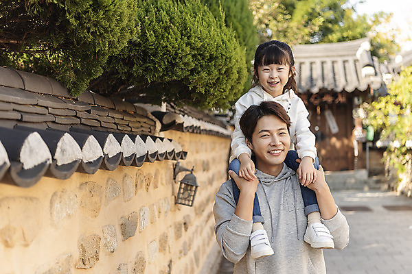 포토 JPG 주간 전신 전통 응시 여자 남자 딸 행복 문화 여유 어린이 40대 여행 가족여행 한국 사랑 미소 사람 동양인 상반신 성인 야외 두명 앞모습 걷기 한국인 가을 잡기 체험 목말 역사 아빠 전라북도 설레임 가을여행 국내여행 전주 기와담장 부녀 전주한옥마을 국내포토 자연요소 시선 계절 감정 아시아 뷰포인트 중년 컨셉 가족 모션 표정 기와 인종 담장 전라도 한옥마을 파일형식 가을_계절