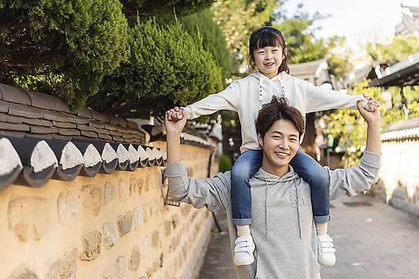 포토 JPG 주간 전신 전통 응시 여자 남자 딸 행복 문화 여유 어린이 40대 여행 가족여행 한국 사랑 미소 사람 동양인 상반신 성인 야외 두명 앞모습 한국인 가을 체험 목말 역사 아빠 전라북도 설레임 가을여행 국내여행 전주 기와담장 부녀 전주한옥마을 국내포토 자연요소 시선 계절 감정 아시아 뷰포인트 중년 컨셉 가족 모션 표정 기와 인종 담장 전라도 한옥마을 파일형식 가을_계절