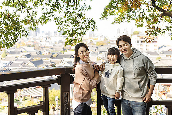 포토 JPG 주간 전통 응시 여자 남자 행복 문화 여유 어린이 40대 여행 난간 가족 가족여행 한국 사랑 미소 사람 동양인 풍경 상반신 성인 야외 앞모습 옆모습 세명 30대 기댐 한국인 가을 나뭇가지 체험 역사 전라북도 전망대 설레임 가을여행 국내여행 전주 전주한옥마을 국내포토 자연요소 나무 시선 계절 감정 아시아 뷰포인트 중년 컨셉 관계 모션 표정 인종 장년 전라도 한옥마을 파일형식 가을_계절
