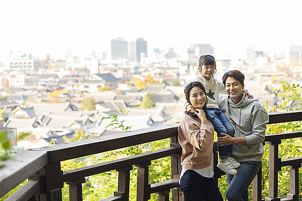 포토 JPG 주간 전통 응시 여자 남자 행복 문화 여유 어린이 40대 여행 난간 가족 안기 가족여행 한국 사랑 서기 미소 사람 앉기 동양인 풍경 상반신 성인 야외 옆모습 세명 30대 감상 한국인 가을 체험 역사 전라북도 전망대 설레임 가을여행 국내여행 전주 전주한옥마을 국내포토 자연요소 시선 계절 감정 아시아 뷰포인트 중년 컨셉 관계 모션 표정 인종 장년 전라도 한옥마을 파일형식 가을_계절