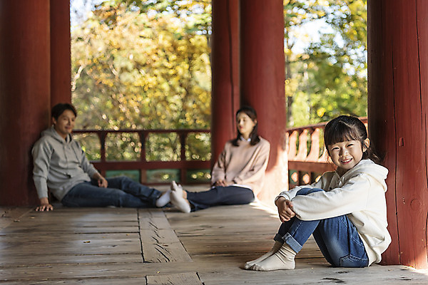 포토 JPG 주간 전신 전통 응시 여자 남자 행복 문화 여유 어린이 40대 여행 가족 휴식 가족여행 한국 사랑 미소 사람 앉기 동양인 성인 야외 옆모습 세명 30대 기댐 한국인 가을 체험 역사 전라북도 정자 설레임 가을여행 국내여행 전주 전주한옥마을 오목대 국내포토 자연요소 건축물 시선 계절 감정 아시아 뷰포인트 중년 컨셉 관계 모션 유적지 표정 인종 장년 전라도 한옥마을 파일형식 가을_계절
