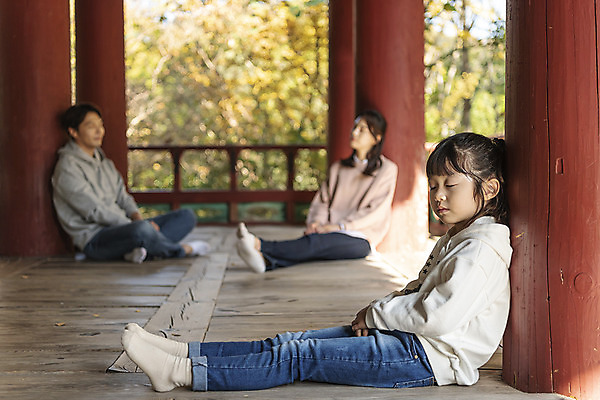 포토 JPG 주간 전신 전통 여자 남자 행복 문화 여유 어린이 40대 여행 가족 휴식 가족여행 한국 사랑 사람 앉기 동양인 성인 야외 옆모습 세명 30대 기댐 한국인 가을 잠 체험 역사 전라북도 정자 설레임 가을여행 국내여행 전주 전주한옥마을 오목대 국내포토 자연요소 건축물 계절 감정 아시아 뷰포인트 중년 컨셉 관계 모션 유적지 인종 장년 전라도 한옥마을 파일형식 가을_계절
