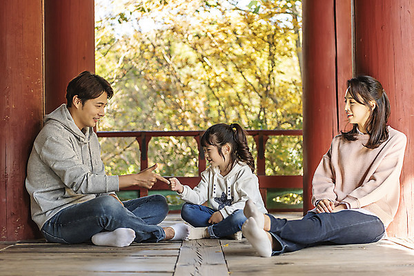포토 JPG 주간 전신 전통 응시 여자 남자 행복 문화 여유 어린이 40대 여행 장난 가족 놀이 가족여행 한국 사랑 미소 사람 앉기 동양인 성인 야외 옆모습 세명 30대 한국인 가을 체험 역사 전라북도 가위바위보 정자 설레임 가을여행 국내여행 전주 전주한옥마을 오목대 국내포토 자연요소 건축물 시선 계절 감정 아시아 뷰포인트 중년 컨셉 관계 모션 유적지 표정 인종 장년 전라도 한옥마을 파일형식 가을_계절