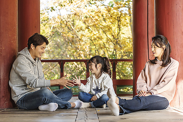 포토 JPG 주간 전신 전통 응시 여자 남자 행복 문화 여유 어린이 40대 여행 장난 가족 놀이 가족여행 한국 사랑 사람 앉기 동양인 성인 야외 옆모습 세명 30대 한국인 가을 체험 역사 전라북도 가위바위보 정자 설레임 가을여행 국내여행 전주 전주한옥마을 오목대 국내포토 자연요소 건축물 시선 계절 감정 아시아 뷰포인트 중년 컨셉 관계 모션 유적지 인종 장년 전라도 한옥마을 파일형식 가을_계절
