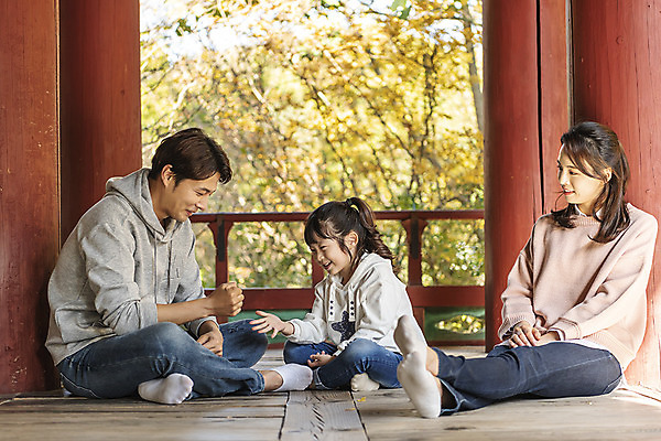 포토 JPG 주간 전신 전통 응시 여자 남자 행복 문화 여유 어린이 40대 여행 가족 놀이 가족여행 한국 사랑 미소 사람 앉기 동양인 성인 야외 옆모습 세명 30대 한국인 가을 체험 역사 전라북도 가위바위보 정자 설레임 가을여행 국내여행 전주 전주한옥마을 오목대 국내포토 자연요소 건축물 시선 계절 감정 아시아 뷰포인트 중년 컨셉 관계 모션 유적지 표정 인종 장년 전라도 한옥마을 파일형식 가을_계절