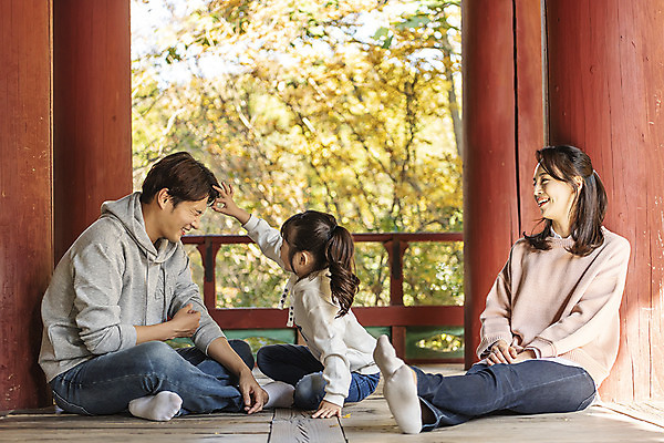 포토 JPG 주간 전신 전통 여자 남자 행복 문화 여유 어린이 40대 여행 장난 가족 놀이 가족여행 한국 사랑 미소 사람 앉기 동양인 성인 야외 옆모습 세명 30대 한국인 가을 체험 역사 전라북도 즐거움 정자 설레임 가을여행 국내여행 꿀밤 전주 전주한옥마을 오목대 국내포토 자연요소 건축물 계절 감정 아시아 뷰포인트 중년 컨셉 관계 모션 유적지 표정 인종 장년 체벌 전라도 한옥마을 파일형식 가을_계절