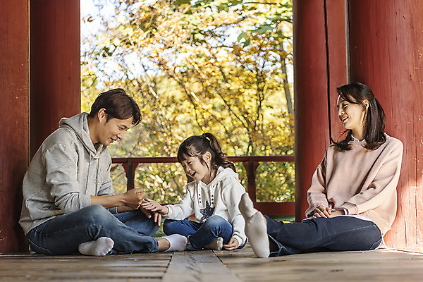 포토 JPG 주간 전신 전통 응시 여자 남자 행복 문화 여유 어린이 40대 여행 가족 놀이 가족여행 한국 사랑 미소 사람 앉기 동양인 성인 야외 옆모습 세명 30대 기댐 한국인 가을 체험 역사 전라북도 가위바위보 정자 설레임 가을여행 국내여행 전주 전주한옥마을 오목대 국내포토 자연요소 건축물 시선 계절 감정 아시아 뷰포인트 중년 컨셉 관계 모션 유적지 표정 인종 장년 전라도 한옥마을 파일형식 가을_계절