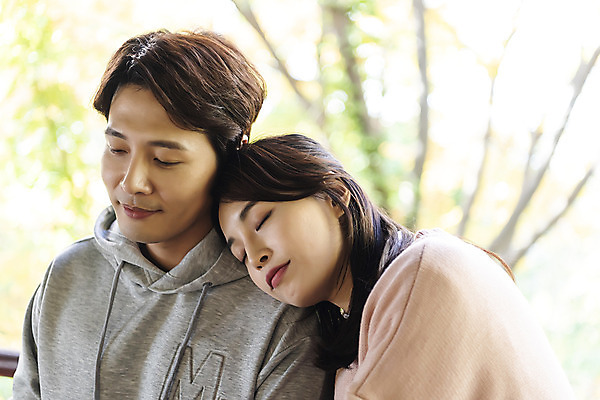 포토 JPG 주간 전통 부부 여자 남자 행복 문화 여유 40대 여행 가족여행 한국 사랑 미소 사람 동양인 상반신 성인 야외 두명 옆모습 30대 기댐 한국인 가을 잠 체험 역사 전라북도 정자 설레임 가을여행 국내여행 전주 성인만 전주한옥마을 오목대 국내포토 자연요소 건축물 커플 계절 감정 아시아 뷰포인트 중년 컨셉 모션 유적지 표정 인종 장년 전라도 한옥마을 파일형식 가을_계절