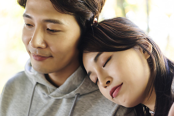 포토 JPG 주간 전통 부부 여자 남자 행복 문화 여유 40대 여행 가족여행 한국 사랑 미소 사람 앉기 동양인 근접촬영 상반신 성인 야외 두명 옆모습 30대 기댐 한국인 가을 잠 체험 역사 전라북도 정자 설레임 가을여행 국내여행 전주 성인만 전주한옥마을 오목대 국내포토 자연요소 건축물 커플 계절 감정 아시아 뷰포인트 중년 컨셉 모션 유적지 표정 인종 장년 전라도 한옥마을 파일형식 가을_계절