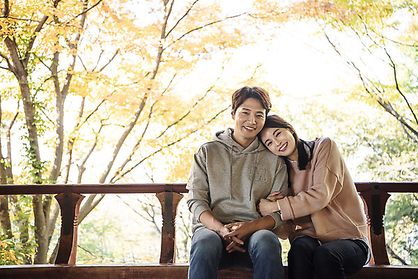 포토 JPG 주간 전통 부부 응시 여자 남자 행복 문화 여유 40대 여행 가족여행 한국 사랑 미소 사람 앉기 동양인 상반신 성인 야외 두명 앞모습 30대 팔짱 기댐 한국인 가을 체험 역사 전라북도 정자 설레임 가을여행 국내여행 전주 성인만 전주한옥마을 오목대 국내포토 자연요소 건축물 커플 시선 계절 감정 아시아 뷰포인트 중년 컨셉 모션 유적지 표정 인종 장년 전라도 한옥마을 파일형식 가을_계절