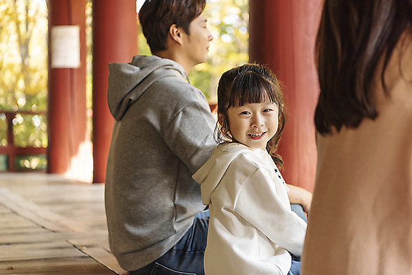 포토 JPG 주간 전통 응시 여자 남자 행복 문화 여유 어린이 40대 여행 가족 가족여행 한국 사랑 미소 사람 앉기 동양인 상반신 성인 야외 옆모습 세명 30대 한국인 가을 체험 역사 전라북도 설레임 가을여행 국내여행 전주 전주한옥마을 오목대 국내포토 자연요소 시선 계절 감정 아시아 뷰포인트 중년 컨셉 관계 모션 유적지 표정 인종 장년 전라도 한옥마을 파일형식 가을_계절