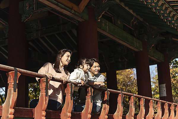 포토 JPG 주간 전통 응시 여자 남자 행복 문화 여유 어린이 40대 여행 난간 가족 가족여행 한국 사랑 미소 사람 동양인 상반신 성인 야외 옆모습 세명 30대 기댐 한국인 가을 체험 역사 전라북도 정자 설레임 가을여행 국내여행 전주 전주한옥마을 오목대 국내포토 자연요소 건축물 시선 계절 감정 아시아 뷰포인트 중년 컨셉 관계 모션 유적지 표정 인종 장년 전라도 한옥마을 파일형식 가을_계절