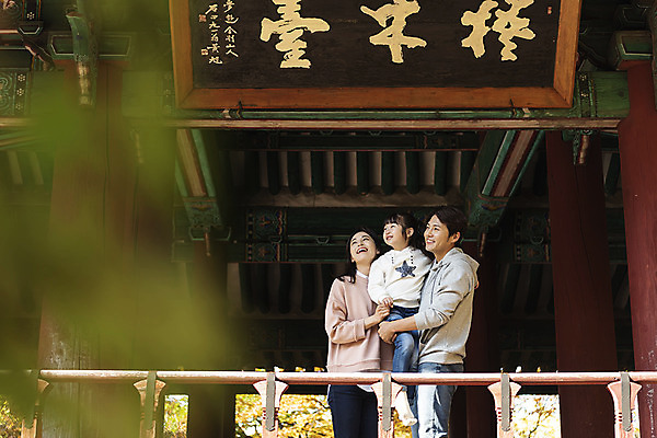 포토 JPG 주간 전통 응시 여자 남자 행복 문화 여유 어린이 40대 여행 가족 안기 가족여행 한국 사랑 서기 미소 사람 동양인 상반신 성인 야외 옆모습 세명 30대 한국인 가을 체험 역사 전라북도 정자 설레임 가을여행 국내여행 전주 전주한옥마을 오목대 국내포토 자연요소 건축물 시선 계절 감정 아시아 뷰포인트 중년 컨셉 관계 모션 유적지 표정 인종 장년 전라도 한옥마을 파일형식 가을_계절