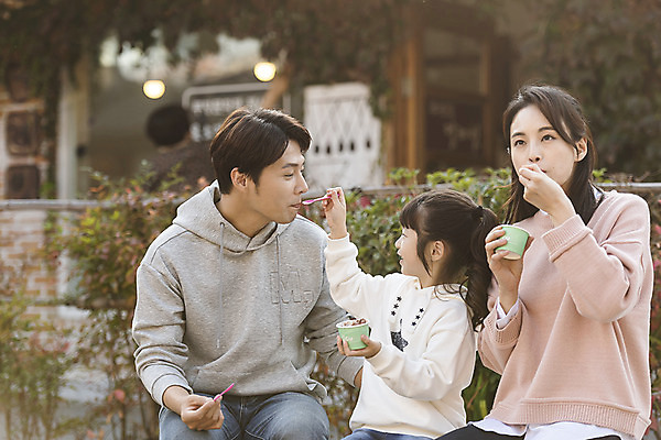 포토 JPG 주간 전통 여자 남자 행복 문화 여유 어린이 음식 40대 여행 가족 아이스크림 가족여행 한국 사랑 사람 앉기 동양인 상반신 성인 야외 앞모습 옆모습 세명 30대 한국인 가을 체험 역사 전라북도 먹기 먹여주기 설레임 가을여행 국내여행 먹거리 전주 전주한옥마을 국내포토 자연요소 계절 감정 아시아 뷰포인트 중년 컨셉 관계 모션 디저트 인종 장년 전라도 한옥마을 파일형식 가을_계절