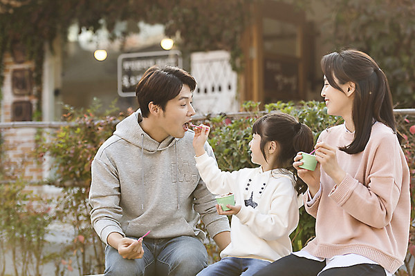 포토 JPG 주간 전통 응시 여자 남자 행복 문화 여유 어린이 음식 40대 여행 가족 아이스크림 가족여행 한국 사랑 미소 사람 앉기 동양인 상반신 성인 야외 앞모습 옆모습 세명 30대 한국인 가을 체험 역사 전라북도 먹기 먹여주기 즐거움 설레임 가을여행 국내여행 먹거리 전주 전주한옥마을 국내포토 자연요소 시선 계절 감정 아시아 뷰포인트 중년 컨셉 관계 모션 디저트 표정 인종 장년 전라도 한옥마을 파일형식 가을_계절