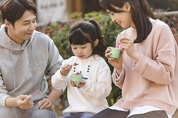 포토 JPG 주간 전통 응시 여자 남자 행복 문화 여유 어린이 음식 40대 여행 가족 아이스크림 가족여행 한국 사랑 미소 사람 앉기 동양인 상반신 성인 야외 앞모습 옆모습 세명 30대 한국인 가을 체험 역사 전라북도 먹기 설레임 가을여행 국내여행 먹거리 전주 전주한옥마을 국내포토 자연요소 시선 계절 감정 아시아 뷰포인트 중년 컨셉 관계 모션 디저트 표정 인종 장년 전라도 한옥마을 파일형식 가을_계절