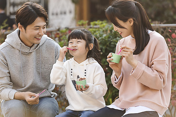 포토 JPG 주간 전통 여자 남자 행복 문화 여유 어린이 음식 40대 여행 가족 아이스크림 가족여행 한국 사랑 미소 사람 앉기 동양인 상반신 성인 야외 앞모습 옆모습 세명 30대 한국인 가을 체험 역사 전라북도 먹기 즐거움 설레임 가을여행 국내여행 먹거리 전주 전주한옥마을 국내포토 자연요소 계절 감정 아시아 뷰포인트 중년 컨셉 관계 모션 디저트 표정 인종 장년 전라도 한옥마을 파일형식 가을_계절