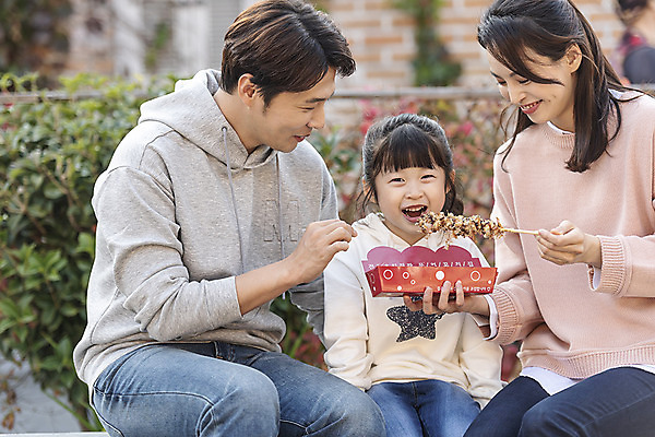 포토 JPG 주간 전통 여자 남자 행복 문화 여유 어린이 음식 40대 여행 가족 가족여행 한국 사랑 사람 앉기 동양인 상반신 성인 야외 앞모습 세명 30대 한국인 가을 체험 역사 꼬치 전라북도 먹기 먹여주기 설레임 가을여행 국내여행 먹거리 전주 전주한옥마을 국내포토 자연요소 계절 감정 아시아 뷰포인트 중년 컨셉 관계 모션 인종 장년 전라도 한옥마을 파일형식 가을_계절