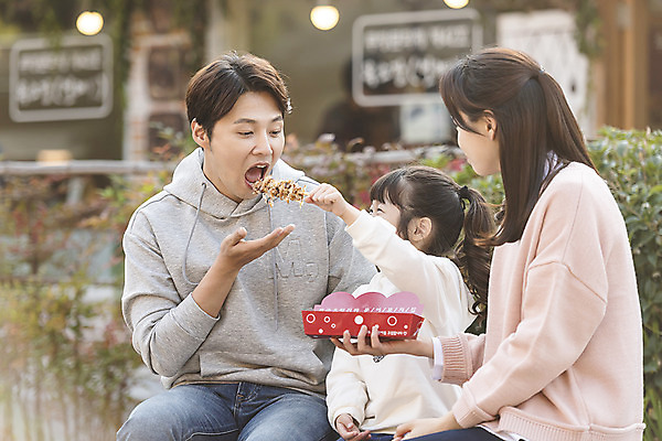 포토 JPG 주간 전통 여자 남자 행복 문화 여유 어린이 음식 40대 여행 가족 가족여행 한국 사랑 사람 앉기 동양인 상반신 성인 야외 앞모습 옆모습 세명 30대 한국인 가을 체험 역사 꼬치 전라북도 먹기 먹여주기 설레임 가을여행 국내여행 먹거리 전주 전주한옥마을 국내포토 자연요소 계절 감정 아시아 뷰포인트 중년 컨셉 관계 모션 인종 장년 전라도 한옥마을 파일형식 나라 한옥 마을 한국전통 고건축 건축물 건축