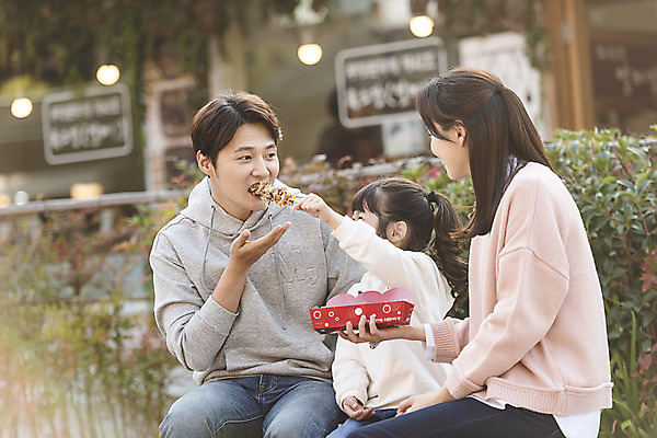 포토 JPG 주간 전통 여자 남자 행복 문화 여유 어린이 음식 40대 여행 가족 가족여행 한국 사랑 사람 앉기 동양인 상반신 성인 야외 앞모습 옆모습 세명 30대 한국인 가을 체험 역사 꼬치 전라북도 먹기 먹여주기 설레임 가을여행 국내여행 먹거리 전주 전주한옥마을 국내포토 자연요소 계절 감정 아시아 뷰포인트 중년 컨셉 관계 모션 인종 장년 전라도 한옥마을 파일형식 가을_계절