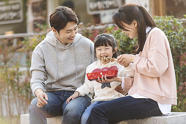 포토 JPG 주간 전통 응시 여자 남자 행복 문화 여유 어린이 음식 40대 여행 가족 가족여행 한국 사랑 웃음 사람 앉기 동양인 상반신 성인 야외 앞모습 옆모습 세명 30대 한국인 가을 체험 역사 꼬치 전라북도 먹여주기 설레임 가을여행 국내여행 먹거리 전주 전주한옥마을 국내포토 자연요소 시선 계절 감정 아시아 뷰포인트 중년 컨셉 관계 모션 표정 인종 장년 전라도 먹기 한옥마을 파일형식 가을_계절