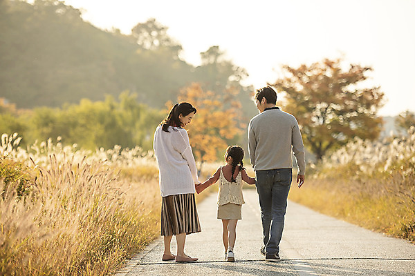 포토 JPG 주간 전신 응시 여자 남자 행복 여유 어린이 40대 여행 가족 가족여행 한국 갈대 사랑 미소 사람 동양인 성인 야외 옆모습 뒷모습 세명 30대 마주보기 걷기 노을 손잡기 일몰 산책 한국인 가을 전라북도 즐거움 억새 설레임 가을여행 국내여행 전주 전주한옥마을 국내포토 자연요소 식물 시선 계절 감정 아시아 뷰포인트 중년 관계 모션 휴식 표정 인종 장년 전라도 한옥마을 파일형식 가을_계절