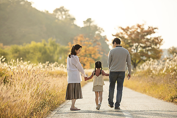 포토 JPG 주간 전신 응시 여자 남자 행복 여유 어린이 40대 여행 가족 가족여행 한국 갈대 사랑 미소 사람 동양인 성인 야외 옆모습 뒷모습 세명 30대 걷기 노을 손잡기 일몰 산책 한국인 가을 전라북도 억새 설레임 가을여행 국내여행 전주 전주한옥마을 국내포토 자연요소 식물 시선 계절 감정 아시아 뷰포인트 중년 관계 모션 휴식 표정 인종 장년 전라도 한옥마을 파일형식 가을_계절