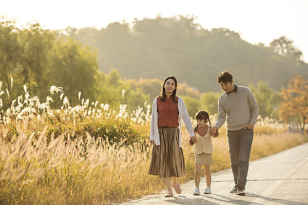 포토 JPG 주간 전신 응시 여자 남자 행복 여유 어린이 40대 여행 가족 가족여행 한국 갈대 사랑 미소 사람 동양인 성인 야외 앞모습 세명 30대 걷기 노을 손잡기 일몰 산책 한국인 가을 전라북도 억새 설레임 가을여행 국내여행 전주 전주한옥마을 국내포토 자연요소 식물 시선 계절 감정 아시아 뷰포인트 중년 관계 모션 휴식 표정 인종 장년 전라도 한옥마을 파일형식 가을_계절