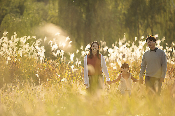 포토 JPG 주간 응시 여자 남자 행복 여유 어린이 40대 여행 가족 가족여행 한국 갈대 사랑 미소 사람 동양인 상반신 성인 야외 앞모습 세명 30대 걷기 노을 손잡기 일몰 산책 한국인 가을 전라북도 억새 설레임 가을여행 국내여행 전주 전주한옥마을 국내포토 자연요소 식물 시선 계절 감정 아시아 뷰포인트 중년 관계 모션 휴식 표정 인종 장년 전라도 한옥마을 파일형식 가을_계절