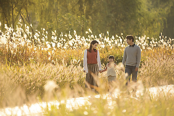 포토 JPG 주간 전신 응시 여자 남자 행복 여유 어린이 40대 여행 가족 가족여행 한국 갈대 사랑 미소 사람 동양인 성인 야외 옆모습 세명 30대 걷기 노을 손잡기 일몰 산책 한국인 가을 전라북도 억새 설레임 가을여행 국내여행 전주 전주한옥마을 국내포토 자연요소 식물 시선 계절 감정 아시아 뷰포인트 중년 관계 모션 휴식 표정 인종 장년 전라도 한옥마을 파일형식 가을_계절