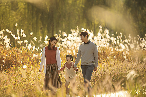 포토 JPG 주간 전신 여자 남자 행복 여유 어린이 40대 여행 가족 가족여행 한국 갈대 사랑 미소 사람 동양인 성인 야외 옆모습 세명 30대 걷기 노을 손잡기 일몰 산책 한국인 가을 전라북도 즐거움 억새 설레임 가을여행 국내여행 전주 전주한옥마을 국내포토 자연요소 식물 계절 감정 아시아 뷰포인트 중년 관계 모션 휴식 표정 인종 장년 전라도 한옥마을 파일형식 가을_계절