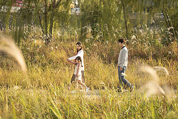 포토 JPG 주간 전신 전통 응시 여자 남자 행복 문화 여유 어린이 40대 여행 가족 가족여행 한국 갈대 사랑 미소 사람 동양인 성인 야외 옆모습 세명 30대 걷기 노을 손잡기 일몰 한국인 가을 체험 역사 전라북도 억새 설레임 가을여행 국내여행 전주 전주한옥마을 국내포토 자연요소 식물 시선 계절 감정 아시아 뷰포인트 중년 컨셉 관계 모션 표정 인종 장년 전라도 한옥마을 파일형식 가을_계절