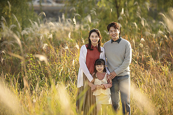 포토 JPG 주간 전통 응시 여자 남자 행복 문화 여유 어린이 40대 여행 가족 가족여행 한국 갈대 사랑 미소 사람 동양인 상반신 성인 야외 앞모습 세명 30대 노을 일몰 한국인 가을 체험 역사 전라북도 억새 설레임 가을여행 국내여행 전주 전주한옥마을 국내포토 자연요소 식물 시선 계절 감정 아시아 뷰포인트 중년 컨셉 관계 표정 인종 장년 전라도 한옥마을 파일형식 가을_계절