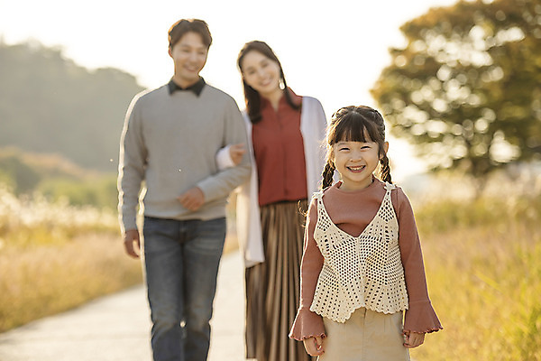 포토 JPG 주간 전통 응시 여자 남자 행복 문화 여유 어린이 40대 여행 가족 가족여행 한국 갈대 사랑 서기 미소 사람 동양인 상반신 성인 야외 앞모습 아웃포커스 세명 30대 걷기 팔짱 노을 일몰 한국인 가을 체험 역사 전라북도 억새 설레임 가을여행 국내여행 전주 전주한옥마을 국내포토 자연요소 식물 시선 계절 감정 아시아 뷰포인트 중년 컨셉 관계 모션 촬영기법 표정 인종 장년 전라도 한옥마을 파일형식 가을_계절