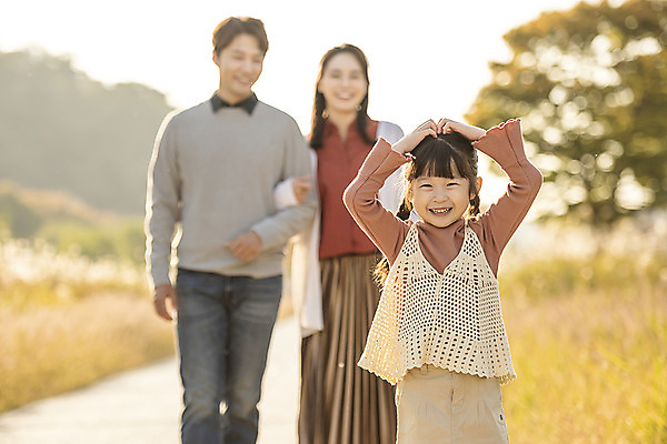 포토 JPG 주간 여자 남자 행복 여유 어린이 40대 여행 가족 가족여행 한국 갈대 사랑 미소 사람 동양인 상반신 성인 야외 앞모습 아웃포커스 세명 30대 걷기 팔짱 노을 일몰 산책 한국인 가을 전라북도 억새 설레임 가을여행 손하트 국내여행 전주 전주한옥마을 국내포토 자연요소 식물 계절 감정 아시아 뷰포인트 중년 관계 모션 휴식 촬영기법 표정 인종 손짓 장년 전라도 한옥마을 파일형식 가을_계절