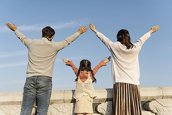 포토 JPG 주간 응시 여자 남자 행복 여유 어린이 로우앵글 40대 여행 가족 팔벌리기 가족여행 한국 돌담 사랑 사람 동양인 상반신 성인 야외 뒷모습 세명 30대 한국인 가을 전라북도 설레임 가을여행 국내여행 전주 전주한옥마을 국내포토 자연요소 시선 계절 감정 아시아 뷰포인트 중년 관계 모션 인종 장년 담장 돌_바위 전라도 한옥마을 파일형식 가을_계절