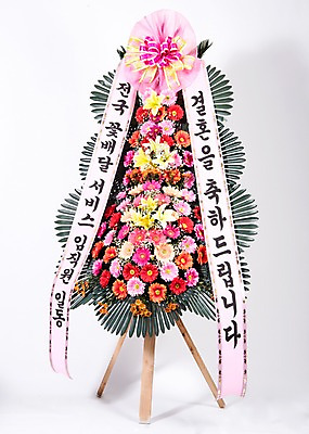 포토 JPG 스튜디오촬영 꽃 리본 결혼 실내 사람없음 컬러풀 기쁨 축하 오브젝트 흰배경 감사 축하화환 국내포토 식물 감정 컬러 백그라운드 컨셉 이벤트 내부 화환 흰색 파일형식