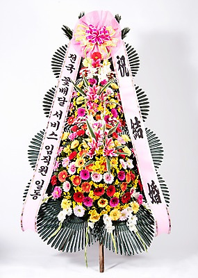 포토 JPG 스튜디오촬영 꽃 리본 결혼 실내 사람없음 컬러풀 기쁨 축하 오브젝트 흰배경 감사 축하화환 국내포토 식물 감정 컬러 백그라운드 컨셉 이벤트 내부 화환 흰색 파일형식