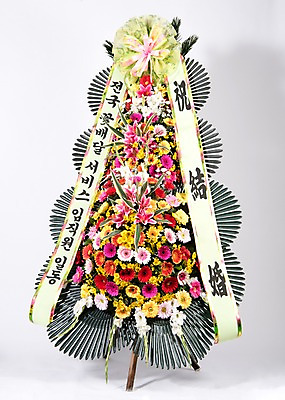 포토 JPG 스튜디오촬영 꽃 리본 결혼 실내 사람없음 컬러풀 기쁨 축하 오브젝트 흰배경 감사 축하화환 국내포토 식물 감정 컬러 백그라운드 컨셉 이벤트 내부 화환 흰색 파일형식