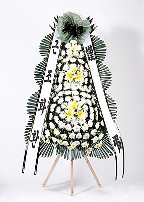 포토 JPG 스튜디오촬영 꽃 리본 실내 사람없음 오브젝트 흰배경 위로 장례 근조 근조화환 국내포토 식물 백그라운드 내부 화환 흰색 파일형식