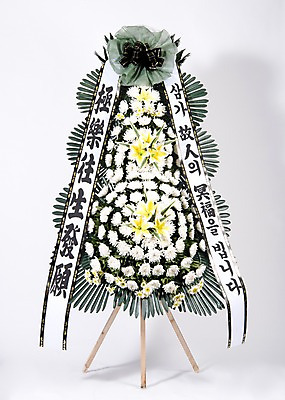 포토 JPG 스튜디오촬영 꽃 리본 실내 사람없음 오브젝트 흰배경 위로 장례 근조 근조화환 국내포토 식물 백그라운드 내부 화환 흰색 파일형식