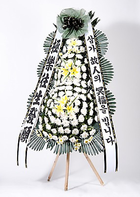 포토 JPG 스튜디오촬영 꽃 리본 실내 사람없음 오브젝트 흰배경 위로 장례 근조 근조화환 국내포토 식물 백그라운드 내부 화환 흰색 파일형식