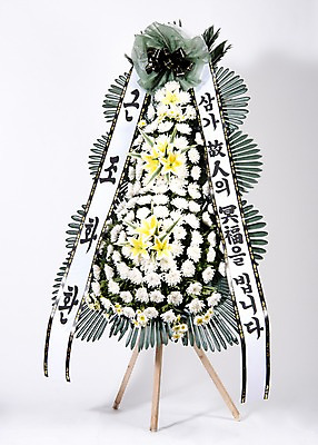 포토 JPG 스튜디오촬영 꽃 리본 실내 사람없음 오브젝트 흰배경 위로 장례 근조 근조화환 국내포토 식물 백그라운드 내부 화환 흰색 파일형식