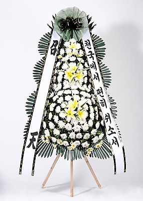 포토 JPG 스튜디오촬영 꽃 리본 실내 사람없음 오브젝트 흰배경 위로 장례 근조 근조화환 국내포토 식물 백그라운드 내부 화환 흰색 파일형식