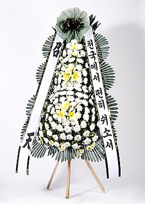 포토 JPG 스튜디오촬영 꽃 리본 실내 사람없음 오브젝트 흰배경 위로 장례 근조 근조화환 국내포토 식물 백그라운드 내부 화환 흰색 파일형식