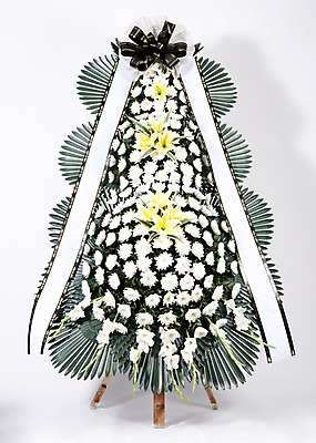 포토 JPG 스튜디오촬영 꽃 리본 프레임 실내 사람없음 오브젝트 흰배경 위로 장례 근조 근조화환 국내포토 식물 백그라운드 내부 화환 흰색 파일형식