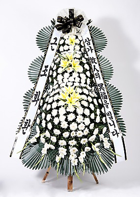 포토 JPG 스튜디오촬영 꽃 리본 실내 사람없음 오브젝트 흰배경 위로 장례 근조 근조화환 국내포토 식물 백그라운드 내부 화환 흰색 파일형식