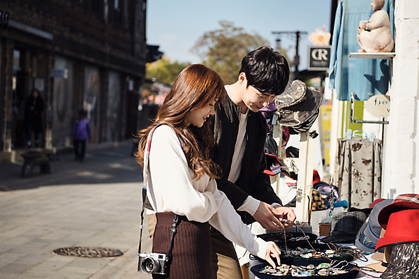 포토 JPG 주간 커플 여자 남자 행복 데이트 거리 사랑 사람 상반신 20대 성인 야외 두명 옆모습 한국인 구경 즐거움 설레임 수원 성인만 국내포토 자연요소 감정 뷰포인트 관계 동양인 청년 경기도 파일형식
