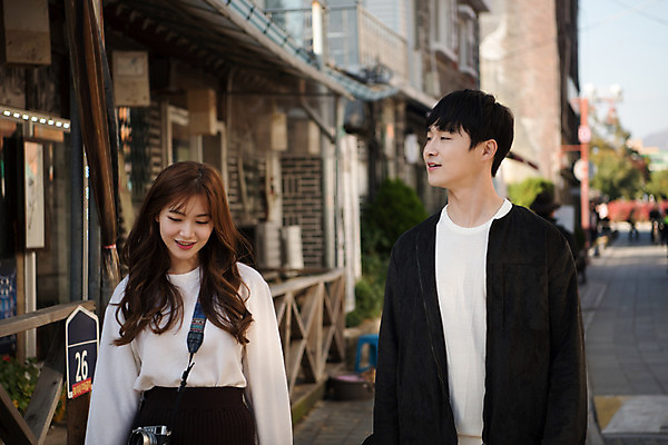 포토 JPG 주간 커플 여자 남자 행복 데이트 거리 사랑 미소 사람 상반신 20대 성인 야외 두명 앞모습 걷기 한국인 구경 즐거움 설레임 수원 성인만 국내포토 자연요소 감정 뷰포인트 관계 모션 표정 동양인 청년 경기도 파일형식